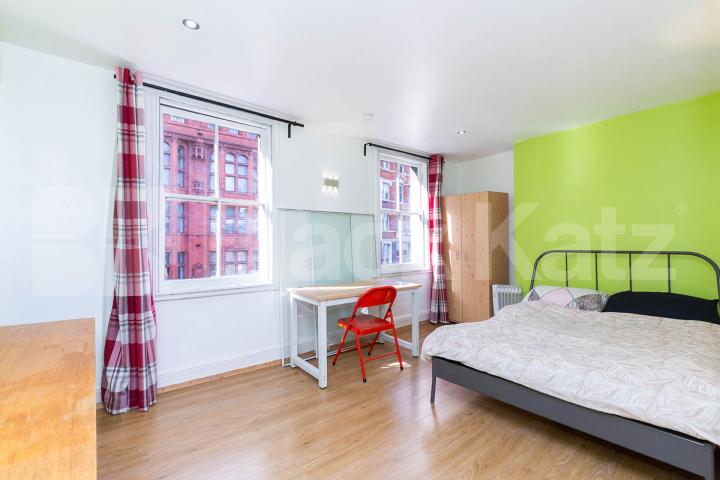 Located a stone throw from old Street station and close the trendy shoreditch City Road, Old Street - Shoreditch
